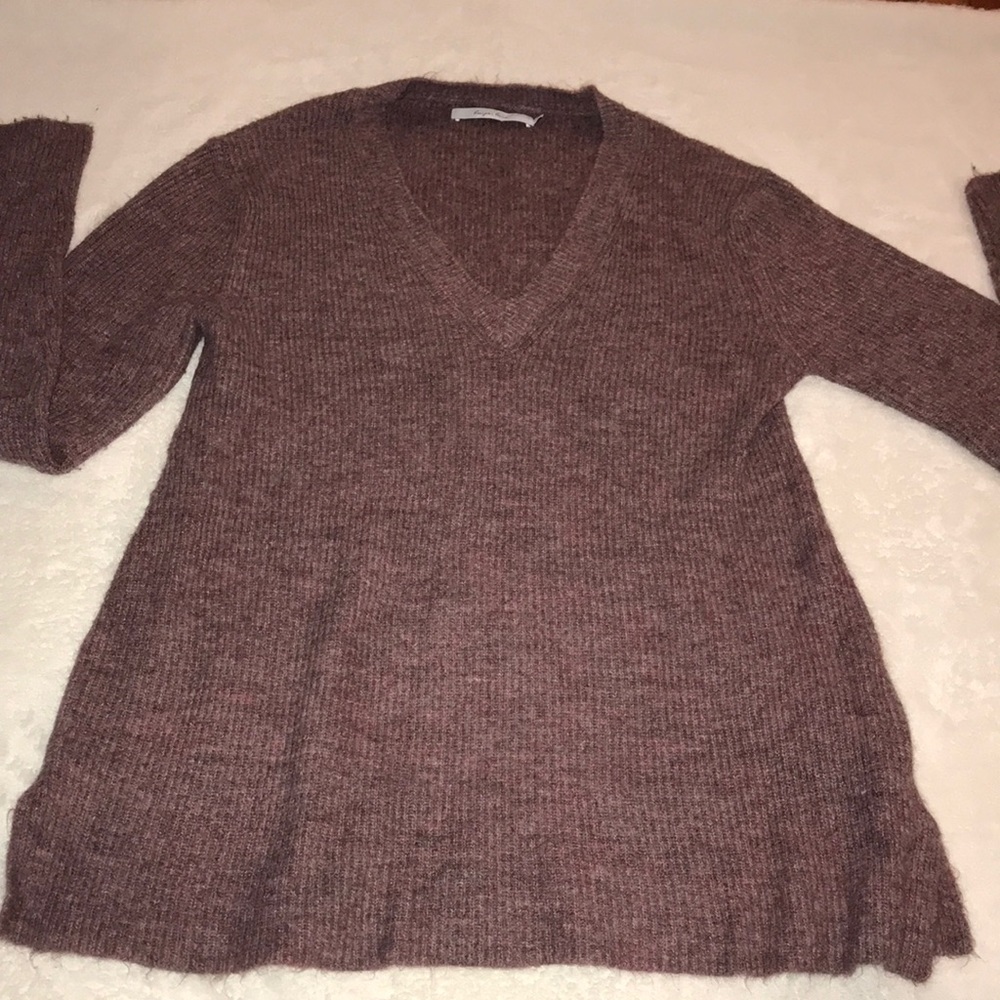 Harper Lane v-neck sweater. Size Medium.